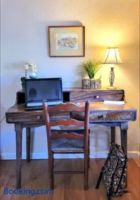 Walkable Pet Friendly Black Mountain Bungalow w Fenced yard - Image 4
