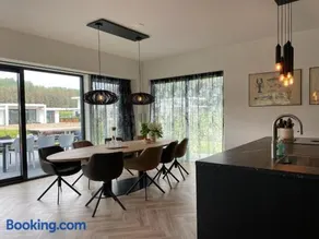 Villa With Spacious Garden And Electric Hot Tub - Image 3