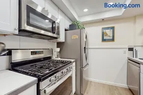 Updated Condo with Lake Views Heated Floors Soaking Tub Pool & Spa Access - Image 4