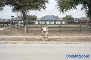 DFW Spacious Cozy Modern Villa - Image 2