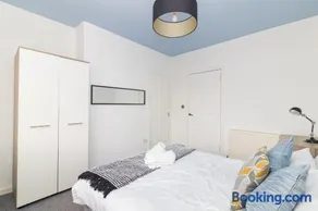 Central Motherwell 2 Bed Cozy Contractor Apartment for Large Groups by Dream Key Solution - Image 3
