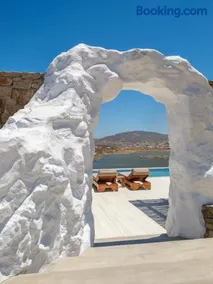 Vinara Luxury Suites Mykonos - Image 1
