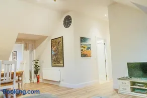 Garrykennedy Harbour View Apartment - Image 3
