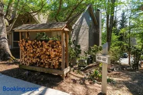 Pet-Friendly Retreat Walk to Slopes & Village - Image 4