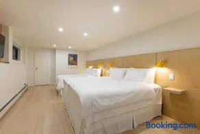 Modern King-Size Guest Suite with AC - Image 1