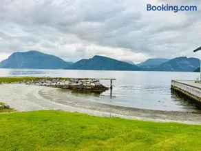 Spacious holiday home by the fjord and mountains - Image 3