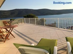 Seaview apartments - Image 1