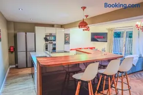 Contractors Long & Short Stay near City Centre by AltoLuxoExperience Short Lets & Serviced Accommodation with Free Parking & Wifi - Image 2