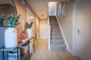 House - Sleeps 6 - Parking - Garden - Image 2