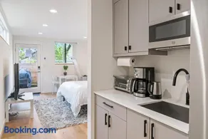 Modern apartment near light rail - Image 1