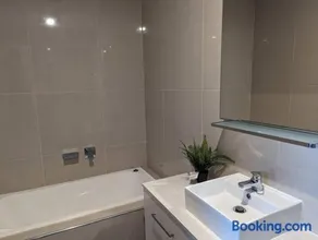 Spacious 2 bedroom apartment @Kingston Foreshore - Image 3
