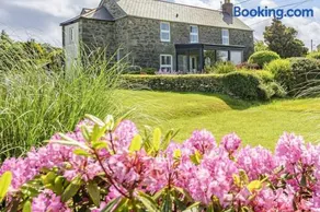 Beautiful family home, sea views, large garden - Image 1