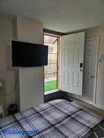Cozy Room Ensuite Bath & Own Entrance Peaceful Stay - Image 2