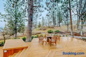 Dog-friendly hilltop estate with fireplace & incredible Columbia River view - Image 3