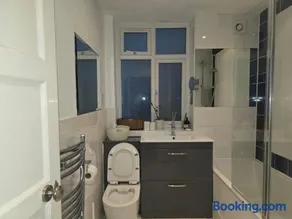 Premium Luxury Two-Bedroom Stay in the Heart of Chiswick - Image 3
