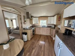 Meadow Lakes 76 - sleeps 6 with a bath - Golden Palm Resort - Meadow Lakes Caravan & Lodge Hire - Image 4