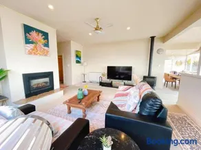Incredible Waterview - 4 Bedroom Hobart Waterside Cottage - Image 2