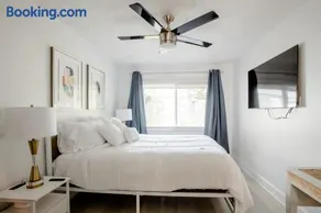 Walk Everywhere! 1-Bedroom Gem in Downtown Hub - Image 4