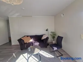 Central,free parking and 10 min walk to train station - Image 3