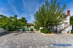 Apartment with Pool & Terrace - Walk to Beach - Free Parking A2 - Image 5