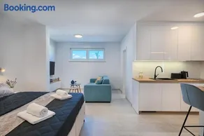 Mićos Beach Studio with Pool - Image 3