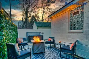 Beautiful Modern home with all year use HOT TUB, Pool table, Game room, & Propane fire pit!! - Image 4