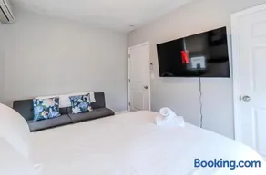 Modern 3BR 2BA Near Boston and MBTA Bright and Stylish - Image 2