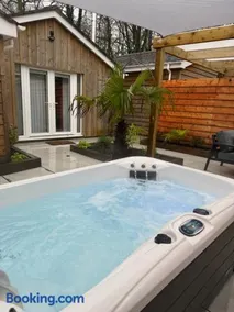 Couples Spring Break With Alpacas & Private Hot Tub in the Quaint Dorset Countryside with BBQ - Image 2