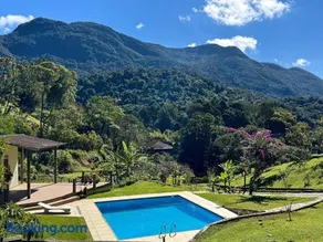 Refúgio na Serra com Piscina e Vista das Montanhas - Image 1