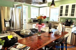 Walkable Elmwood Cottage, No Chores 2Bath 2BR 2Car - Image 3