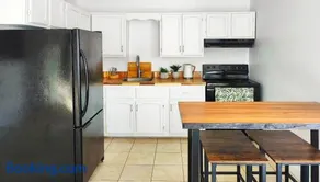 Fresh & Bright Private Suite - Image 2