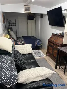TINY HOME - Benny’s Bar - Image 4