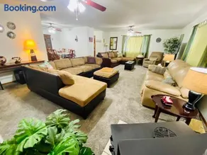 Family friendly, 3 bedroom house, with king bed for up to 15 - BBQ - Internet - jet tub - Image 1