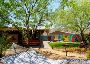 The Hummingbird House, Sauna & Mountain Views! - Image 1