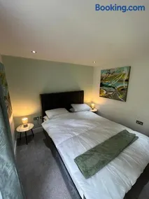 Central Gloucestershire Flat - 1 BR Sleeps 6 - Image 3