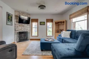 Charming 3 Bedroom Home w/Sun Porch & Sauna - Image 2