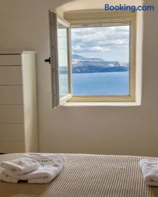 Kamarí Real Living, with Caldera views and Jacuzzi - Image 3