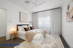 Inner City Townhouse - Image 2
