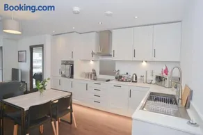 Central Southend,2-Bedroom Flat, Seaview & Parking - Image 2