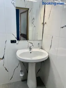 Central room private entry and bathroom - Image 2