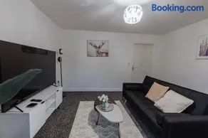 Spacious Peterborough PE1 3BR House For Short & Long Stay With Free Parking, WiFi & Garden, Contractors & Family Friendly - Image 3