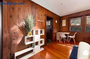 Charming Garden Cottage & Walk to UC & BART & Parking - Image 4