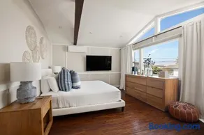 Nantucket Style Steps to Beach Rooftop Deck Ocean Views - Image 1