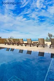 Luxurious Maisonette with Pool & Hot tub in Xaghra - Image 3