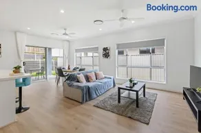 Modern House with Patio and Family Comfort) - Image 2