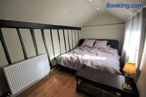 Best located and beautifully renovated cottage - Image 4