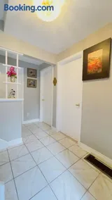 Toronto 4 BR House with BBQ for 2-7 Guests - Image 1