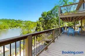 Lakeside Cabin Retreat Sleeps 12 BBQ Grill Dock - Image 1