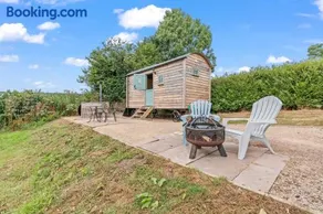 Luxury Shepherd Hut - Wood-Fired Hot Tub & Views - Image 1