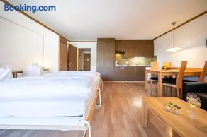 4306 Liebevolle 1,5-Zimmer-Wohnung mit Balkon und traumhaftem Ausblick - Image 2